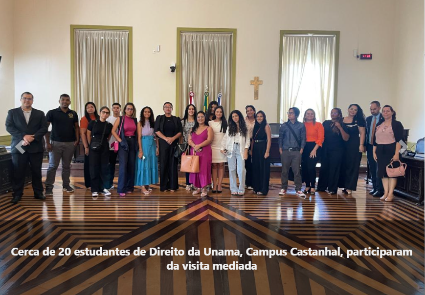 Um grupo de pessoas sentadas em volta de um presente de natal